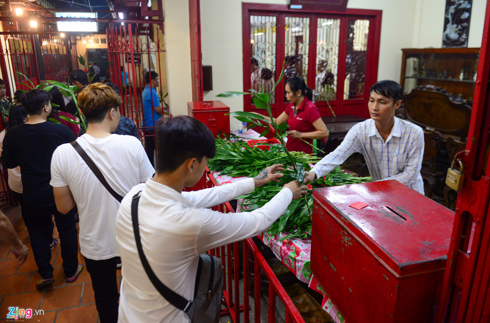 Người Sài Gòn xếp hàng để được gõ chuông chùa ngày đầu năm